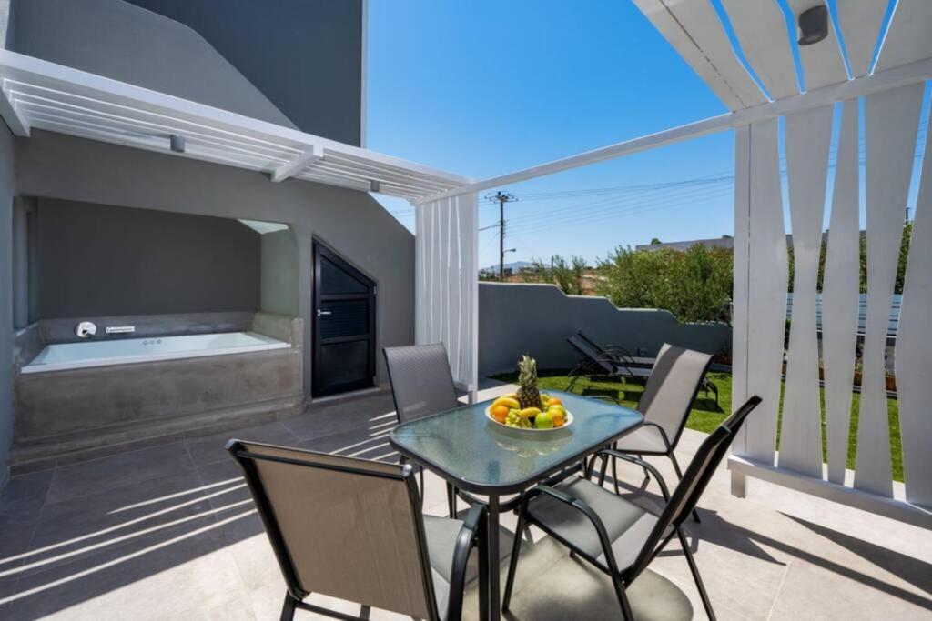 Christianna & George Luxury Hot Tub Apartment Fira (Santorini) Exterior foto