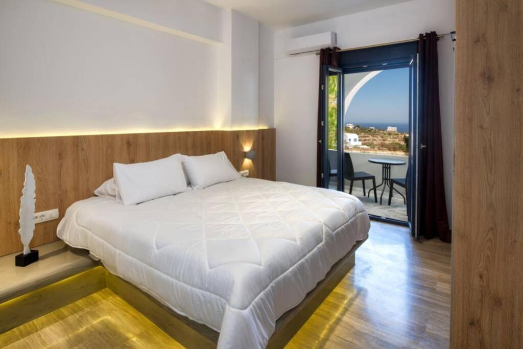 Christianna & George Luxury Hot Tub Apartment Fira (Santorini) Exterior foto
