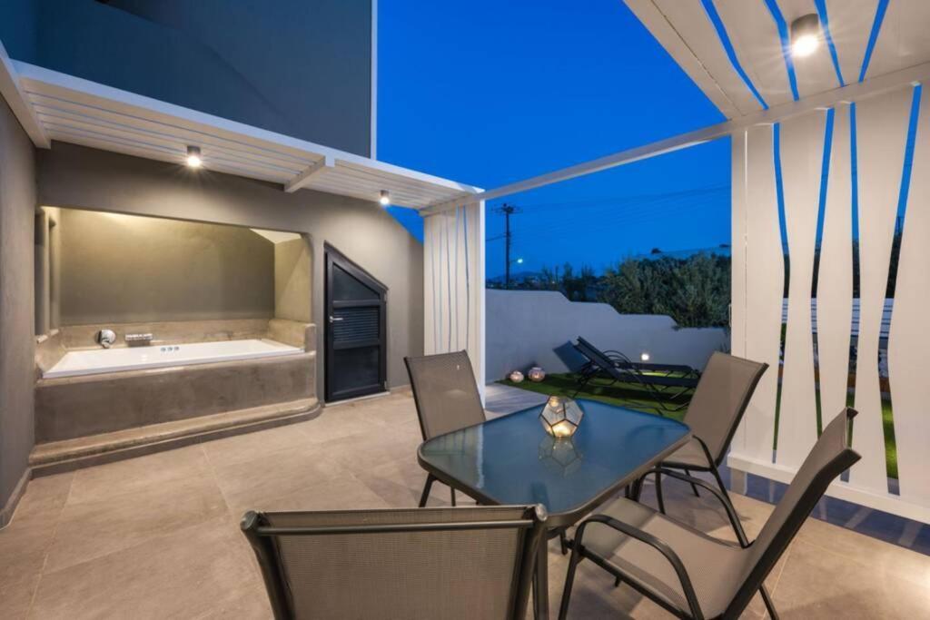 Christianna & George Luxury Hot Tub Apartment Fira (Santorini) Exterior foto