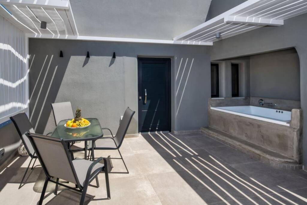 Christianna & George Luxury Hot Tub Apartment Fira (Santorini) Exterior foto